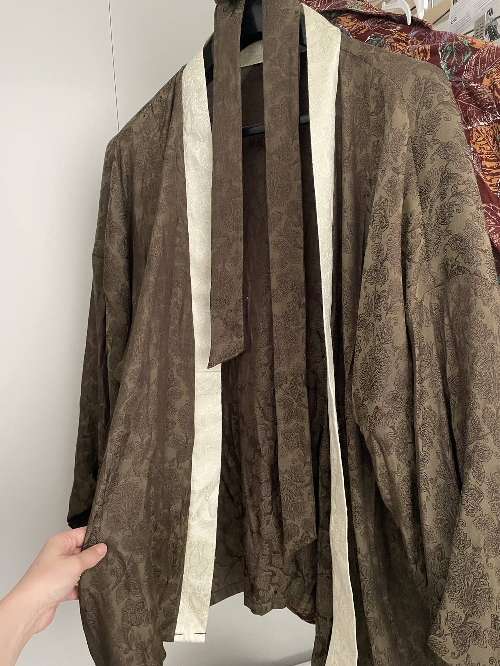 Kimono brun en satin à biais écru, sur cintre