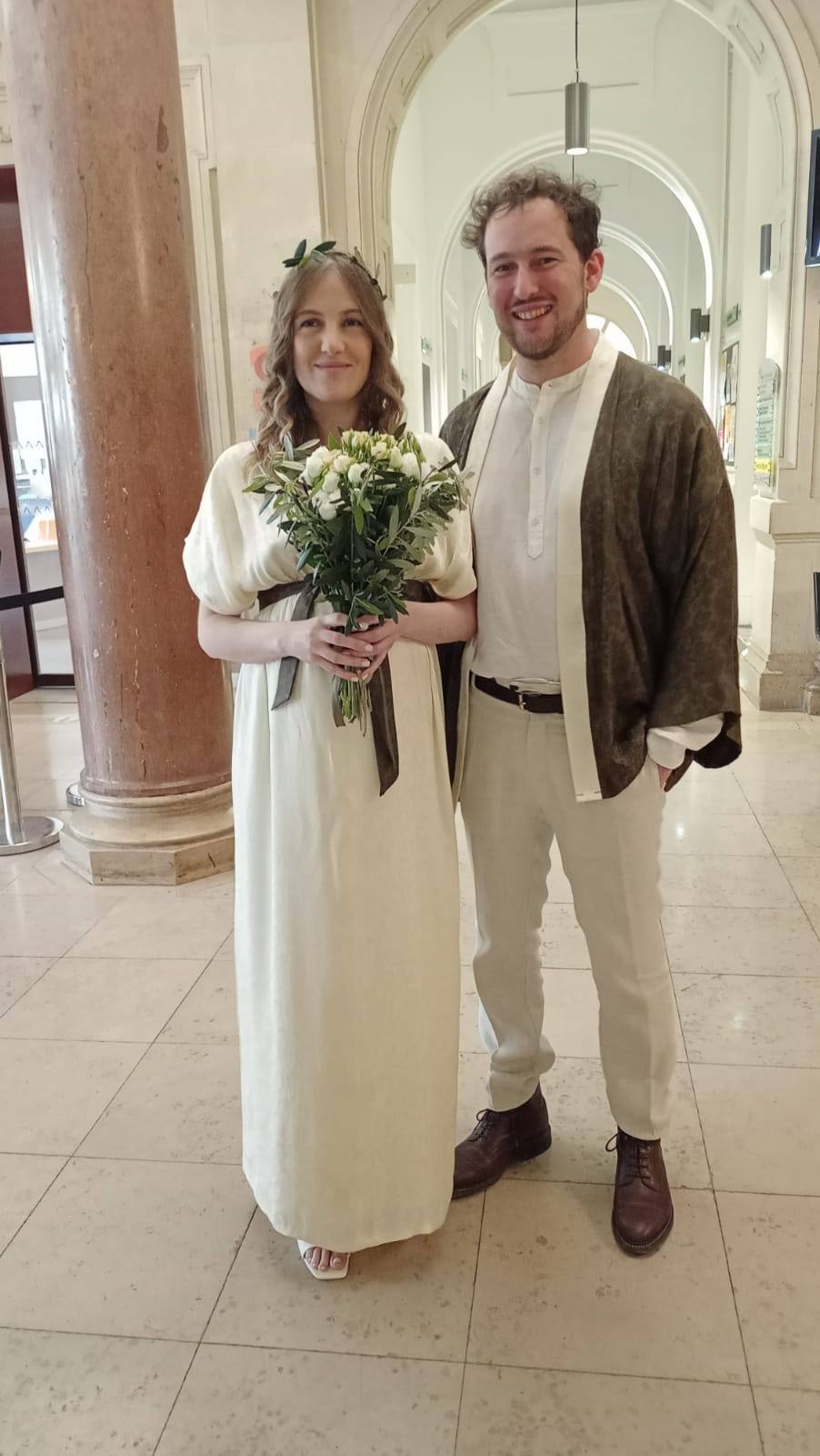 Irina et son mari à la mairie : sa robe de mariée et, pour lui, le kimono brun