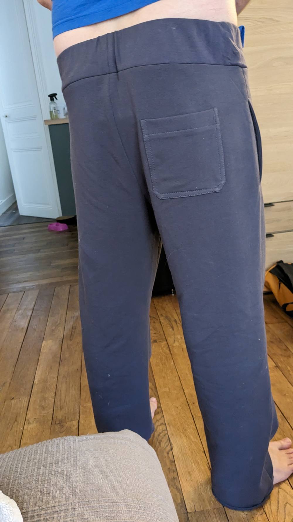 Pantalon marine en jersey, porté de dos