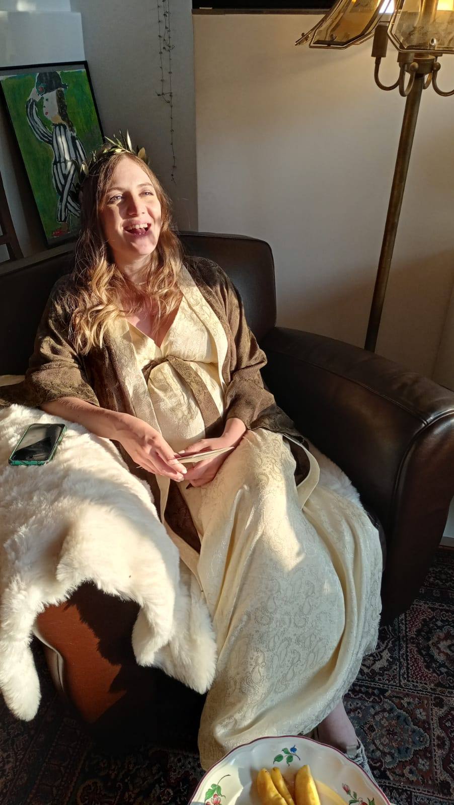 Irina assise dans sa robe de mariée